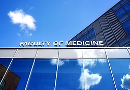 Bild på Forum Medicum, med texten: "Faculty of Medicine". Fotograf: Agata Garpenlind